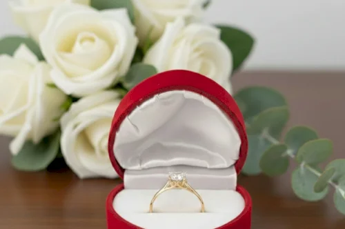 Yeni Yıla Işıltılı Bir “Evet” Yakışır: Aura Tektaş 14 Ayar